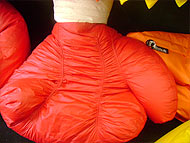 Foto
 de puff vermelho em formato de luva de boxe