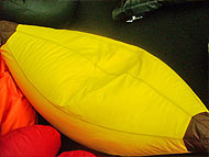 Foto 
de puff em formato de banana