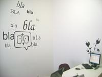 Foto de um escritório decorado com adesivos
