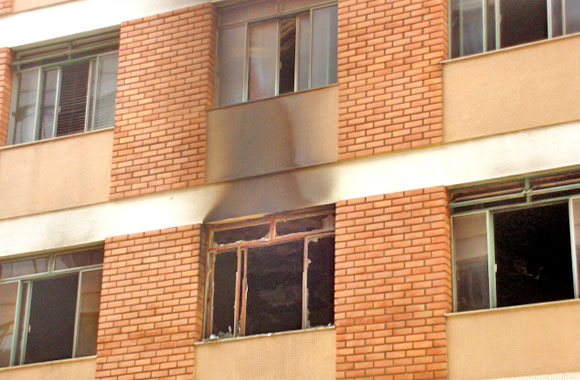 Foto da janela do apartamento incendiado