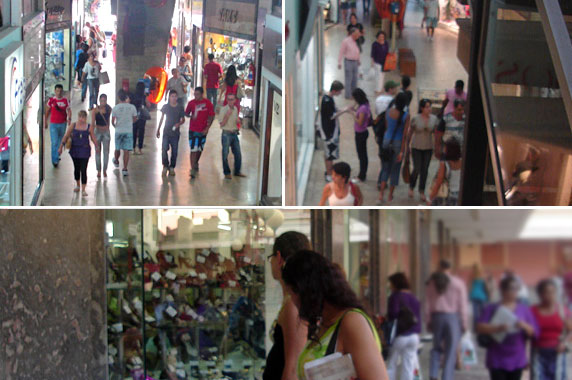 Foto de pessoas em shoppings e olhando a vitrines