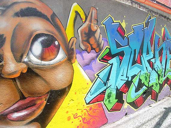 Foto de um muro grafitado na Avenida Rio Branco