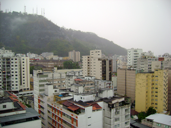 Foto do tempo nublado e com chuva