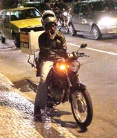 foto de um
motoqueiro no centro de Juiz de Fora, no meio do tr?nsito