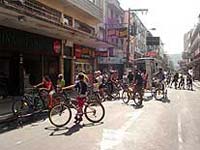 Foto 
de ciclistas reunidos na Semana do Tr?nsito