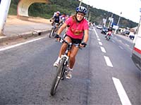 Foto 
de ciclistas na Avenida Brasil