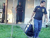 Foto de policial carregando malote