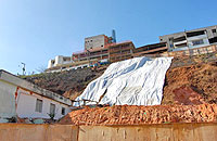 Foto mostrando a lona colocada no barranco onde
as casas foram demolidas no Santa Tereza