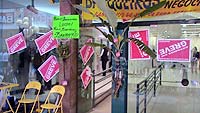 Foto de uma ag�ncia banc�ria fechada e com uma folha de bananeira