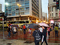pessoas de guarda-chuva na rua