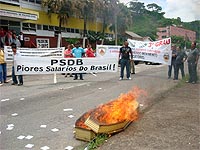 policiais civis em protesto, queimando caixoes