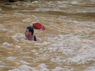 Corpo de Bombeiros busca corpo de homem no rio Muriaé