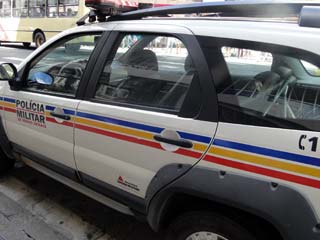 carro de policia e policiais