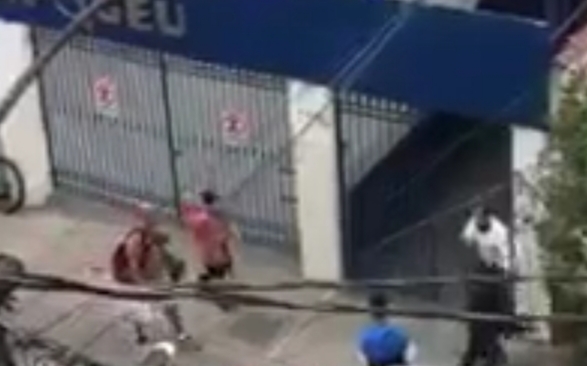 Confusão é registrada na porta de colégio no Centro Confusão é registrada na porta de colégio no Centro