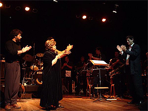 Foto de Sylvio Gomes regendo orquestra em show com Leny Andrade