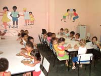 foto de crian�as nas creches da cidade, fazendo um lanche
