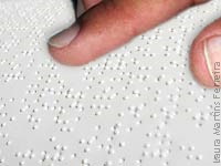 Imagem ilustrativa: Laura Martins Ferreira. Imagem de uma pessoa lendo em braille.