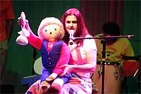 Foto de
Bia Bedran com boneco