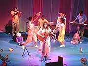 Foto de
Bia no palco com outros artistas