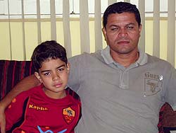 Foto menino ao lado do pai