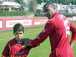 Foto menino Caio ao lado do jogador da sele��o brasileira J�lio Baptista