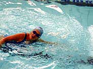 Foto de uma mulher nadando