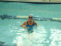 foto de Dona Cl?o de 80 anos, nadando