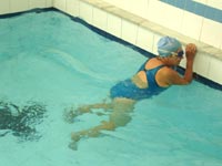 foto de Dona Cléo, de 83 anos, treinado na beirada da piscina