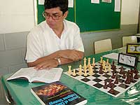 foto do professor Carlos estudando xadrez