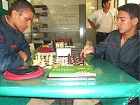 foto de um dois atletas jogando xadrez