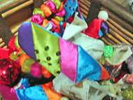 Foto de muitos enfeites coloridos