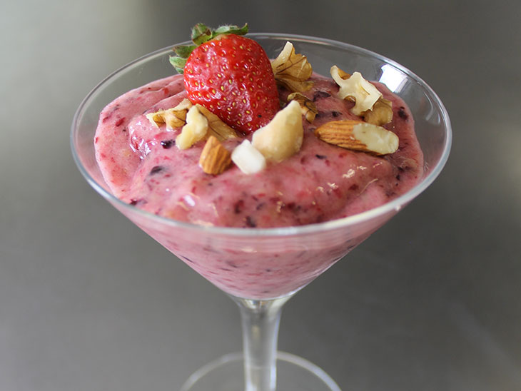 Aprenda a fazer um sorvete saud&aacute;vel de frutas vermelhas com banana