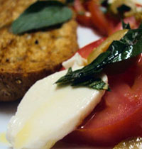 Tomate e muçarela de búfula são ingredientes principais da salada caprese Tomate e muçarela de búfula são ingredientes principais da salada caprese