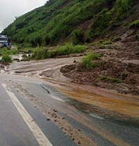 Avalanche de terra destr&oacute;i sete casas e soterra 15 pessoas na divisa do Rio com Minas Gerais