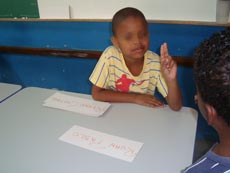 Crianças surdas aprendendo libras no Cecel