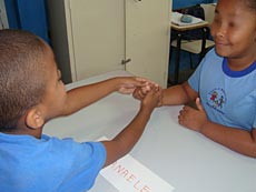 Crianças surdas aprendendo libras no Cecel