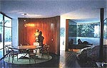 ... e segue at� a sala de estar, fazendo parte da decora��o