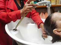 foto de cabeleireira lavando o cabelo da cliente