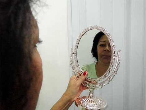 Therezinha Ferreira muda o visual das sobrancelhas