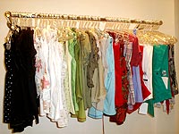 Foto de uma cabideiros com v�rios estilos de roupas