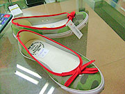 foto de sapatilha verde com lacinho vermelho