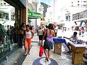 Foto de pessoas
fazendo compras