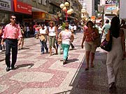 Foto de pessoas
fazendo compras
