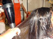 foto de pessoa fazendo escova no cabelo