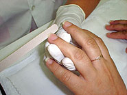foto de uma m�o de mulher com as unhas sendo feitas