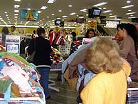 Foto das pessoas comprando