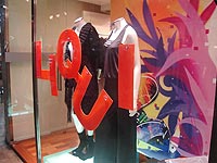foto de uma vitrine com adesivo escrito liquida��o