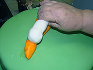 fixando o corpo do coelho na cenoura