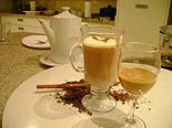 Foto do chocolate quente em uma ta&ccedil;a e ao lado uma ta&ccedil;a de licor de creme de cacau