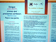 foto de mural com informa?es sobre a dengue